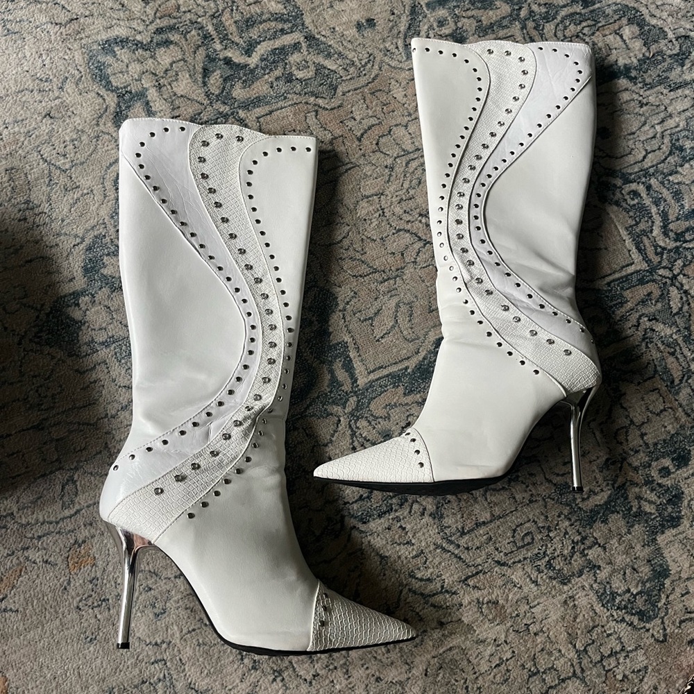 Wild rose white heeled boots